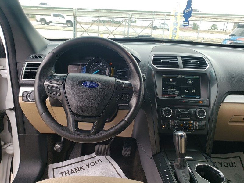 Ford Explorer Vehicle Full-screen Gallery Image 06