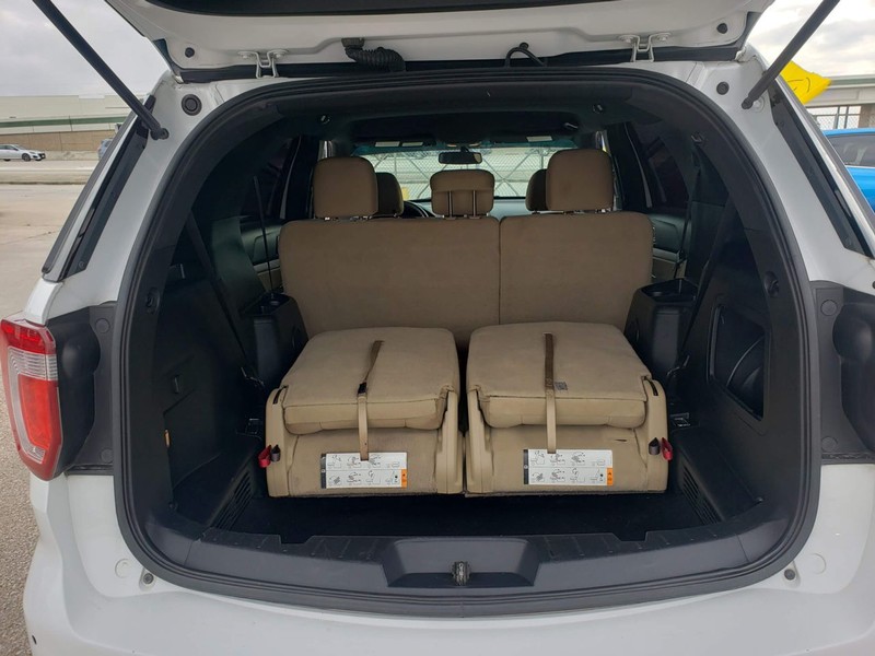 Ford Explorer Vehicle Full-screen Gallery Image 08