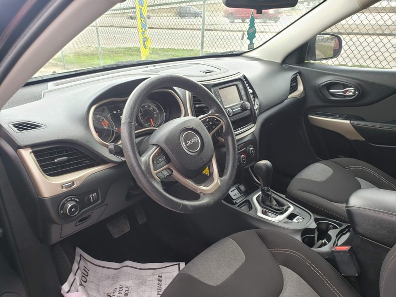 Jeep Cherokee Vehicle Full-screen Gallery Image 05