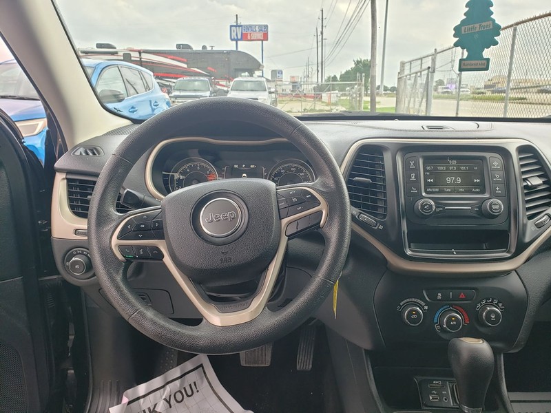 Jeep Cherokee Vehicle Full-screen Gallery Image 06