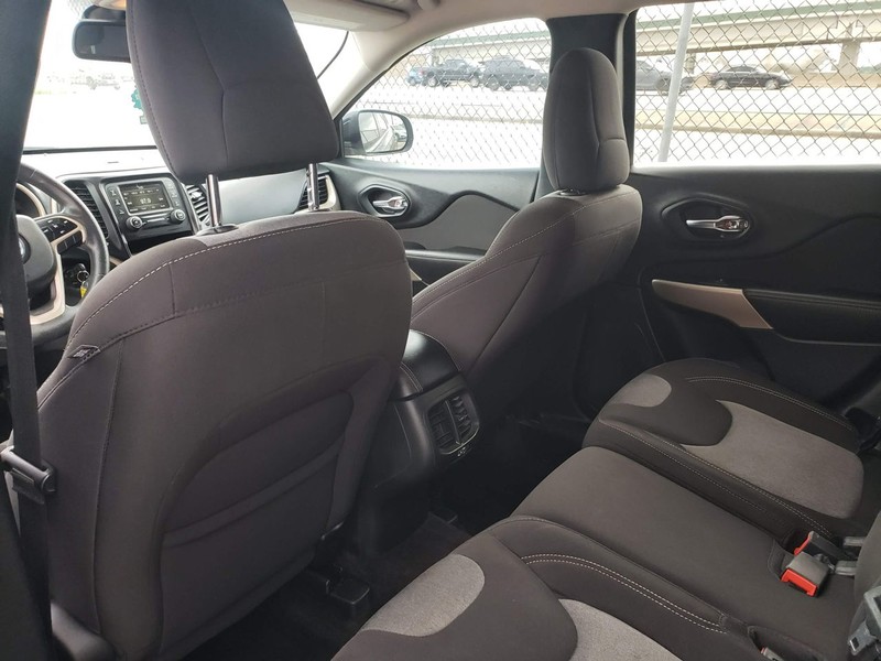 Jeep Cherokee Vehicle Full-screen Gallery Image 07