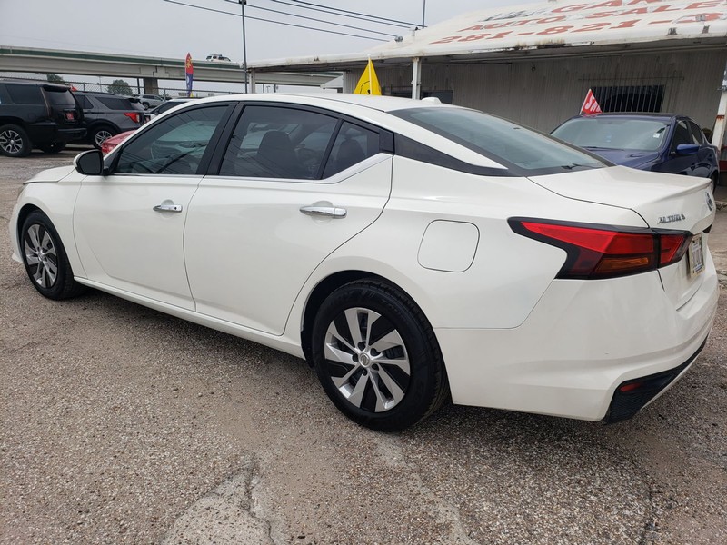 Nissan Altima Vehicle Full-screen Gallery Image 02