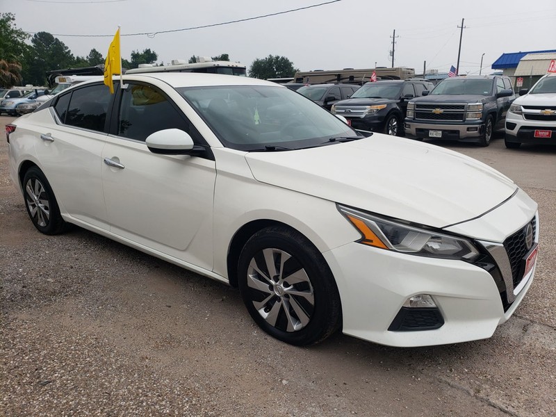 Nissan Altima Vehicle Full-screen Gallery Image 03