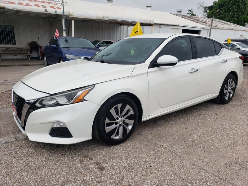 Nissan Altima Vehicle Full-screen Gallery Image 04