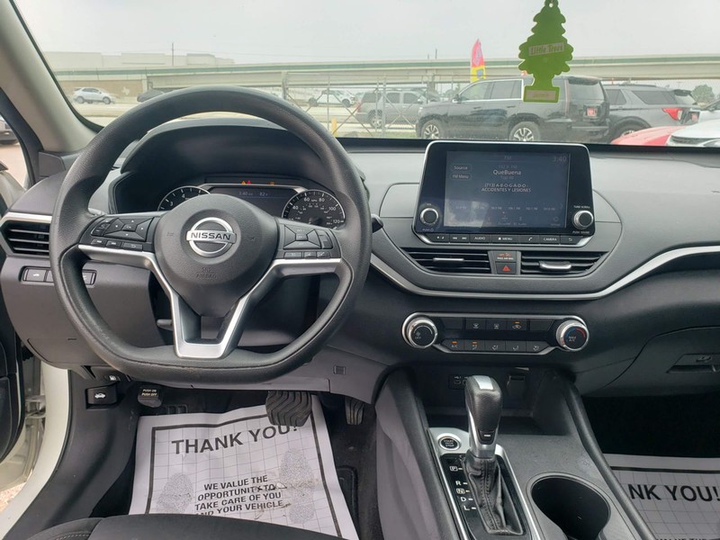 Nissan Altima Vehicle Full-screen Gallery Image 05