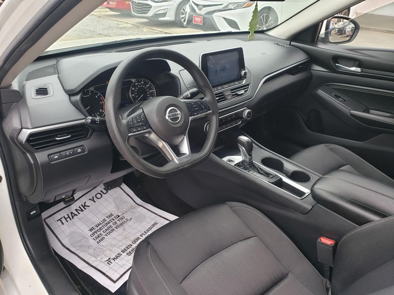 Nissan Altima Vehicle Full-screen Gallery Image 06