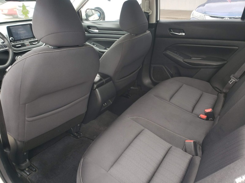 Nissan Altima Vehicle Full-screen Gallery Image 07