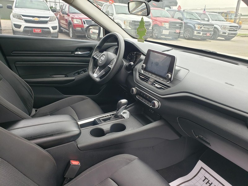 Nissan Altima Vehicle Full-screen Gallery Image 08