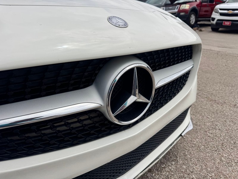 Mercedes-Benz CLA Vehicle Full-screen Gallery Image 05