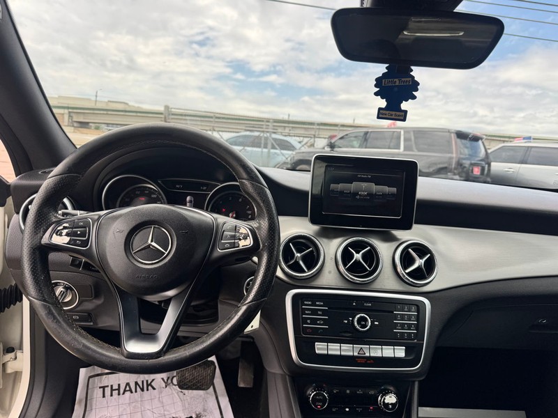 Mercedes-Benz CLA Vehicle Full-screen Gallery Image 06