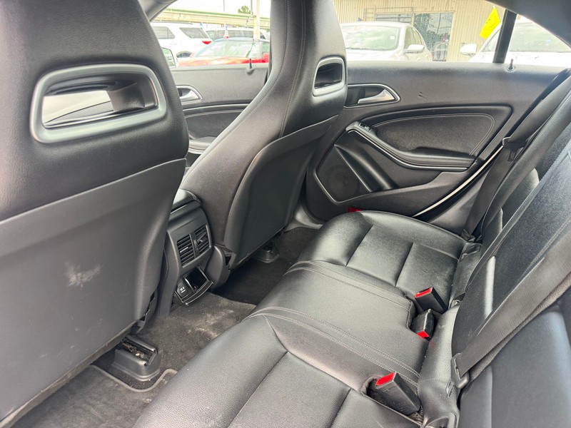 Mercedes-Benz CLA Vehicle Full-screen Gallery Image 08