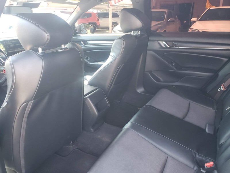 Honda Accord Sedan Vehicle Full-screen Gallery Image 07