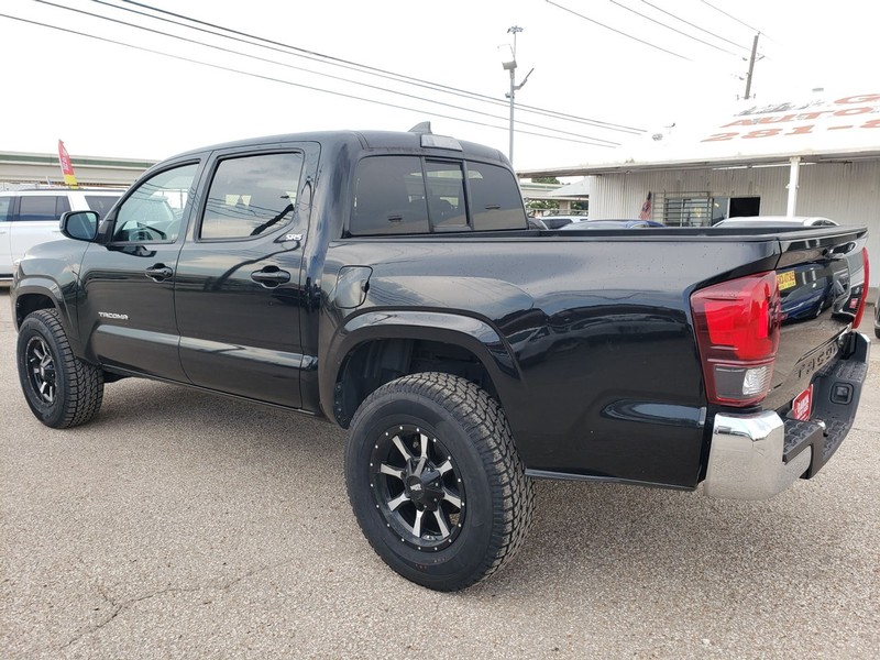 Toyota Tacoma 2WD Vehicle Full-screen Gallery Image 03