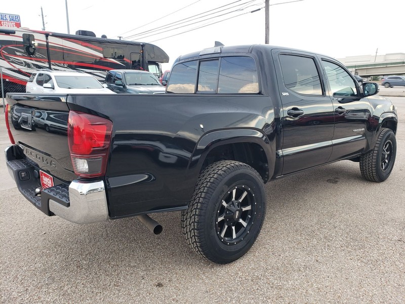 Toyota Tacoma 2WD Vehicle Full-screen Gallery Image 04