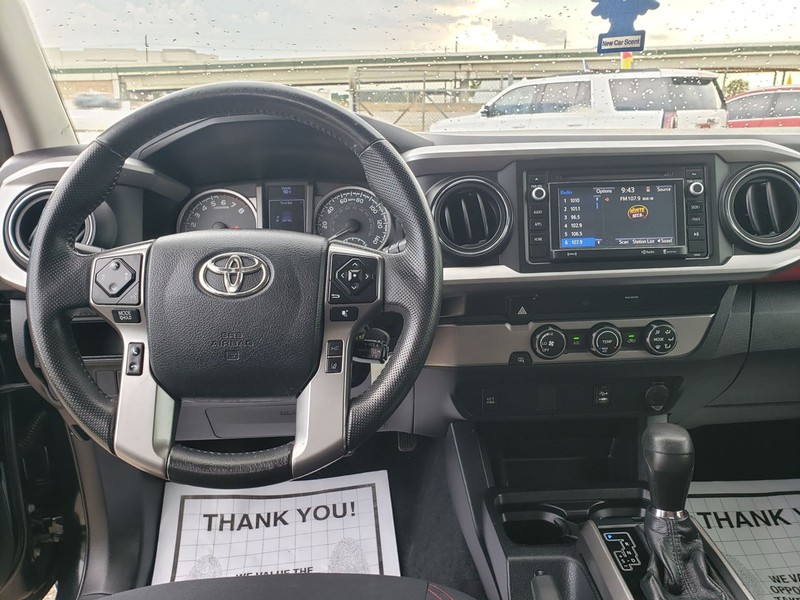 Toyota Tacoma 2WD Vehicle Full-screen Gallery Image 06