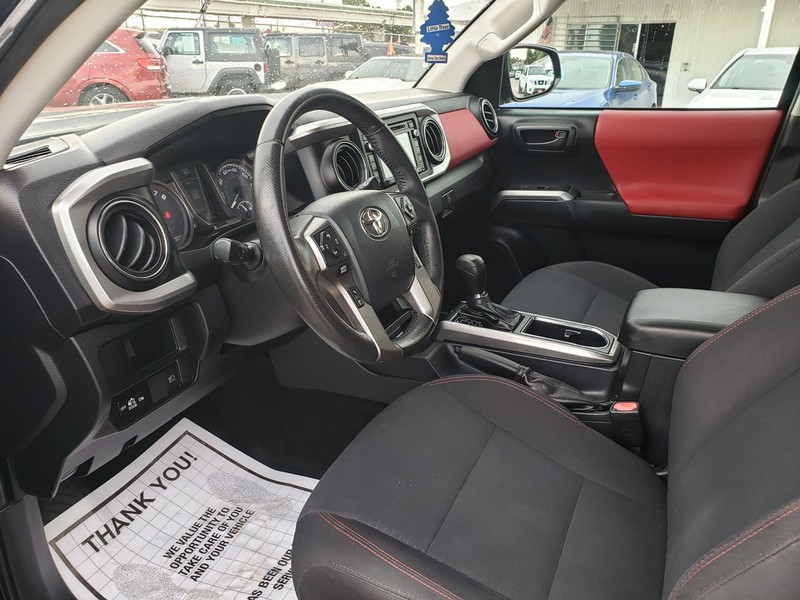Toyota Tacoma 2WD Vehicle Full-screen Gallery Image 07