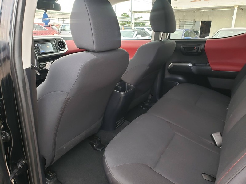 Toyota Tacoma 2WD Vehicle Full-screen Gallery Image 08