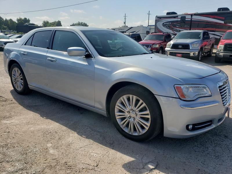 Chrysler 300 Vehicle Full-screen Gallery Image 02