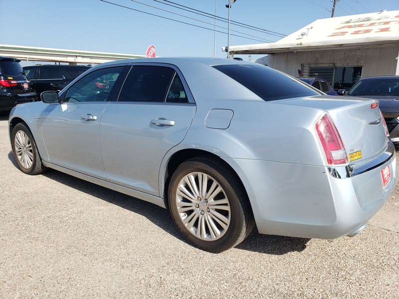 Chrysler 300 Vehicle Full-screen Gallery Image 03