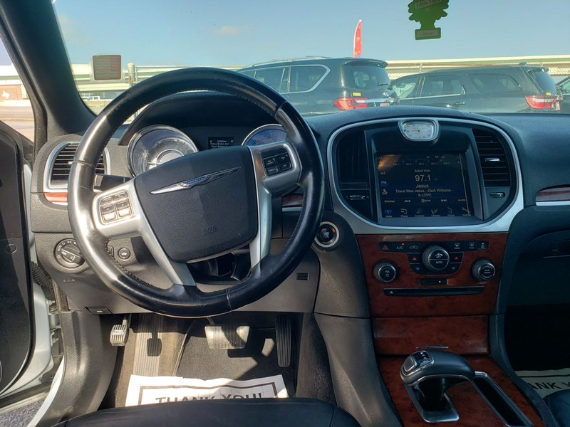 Chrysler 300 Vehicle Full-screen Gallery Image 04