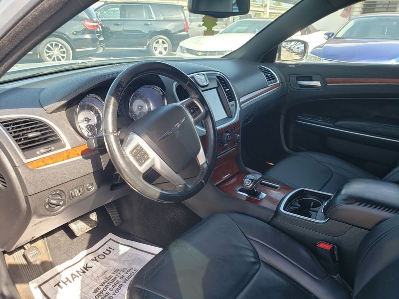 Chrysler 300 Vehicle Full-screen Gallery Image 05