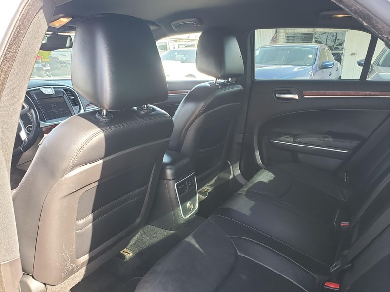 Chrysler 300 Vehicle Full-screen Gallery Image 06