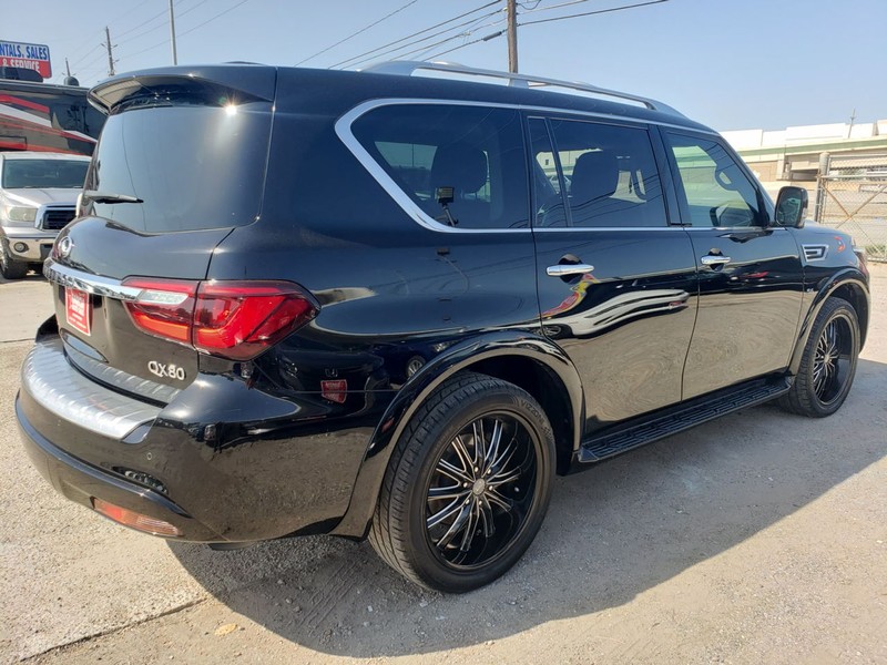 INFINITI QX80 Vehicle Full-screen Gallery Image 03