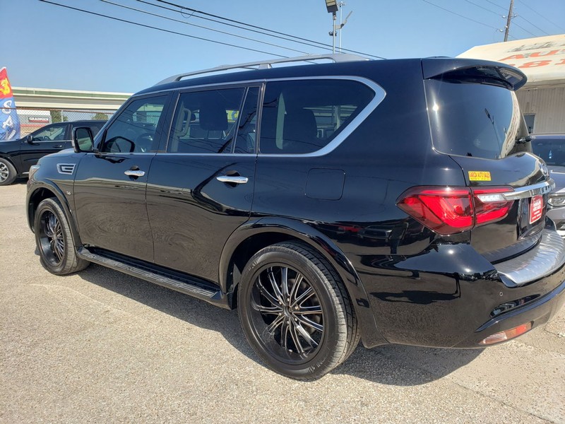 INFINITI QX80 Vehicle Full-screen Gallery Image 04