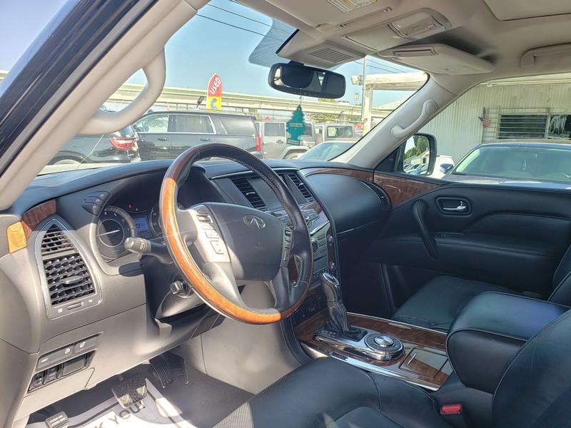 INFINITI QX80 Vehicle Full-screen Gallery Image 06