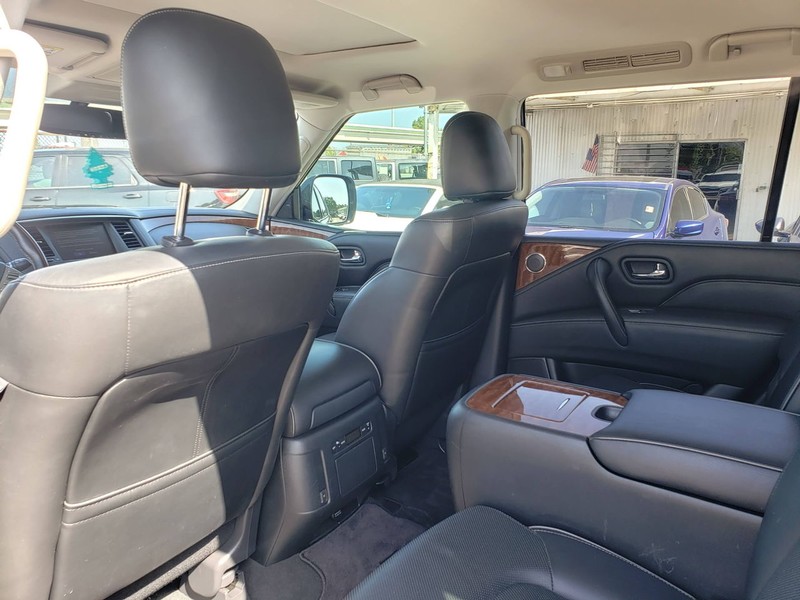 INFINITI QX80 Vehicle Full-screen Gallery Image 08