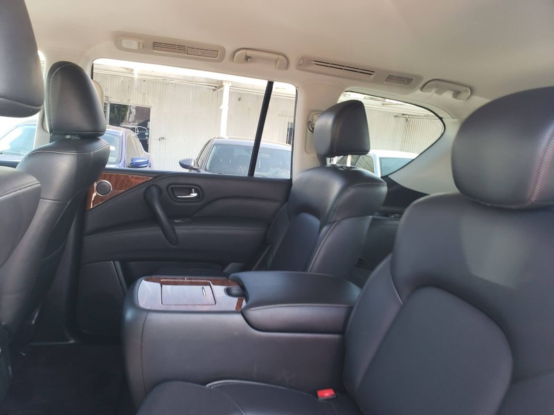 INFINITI QX80 Vehicle Full-screen Gallery Image 09