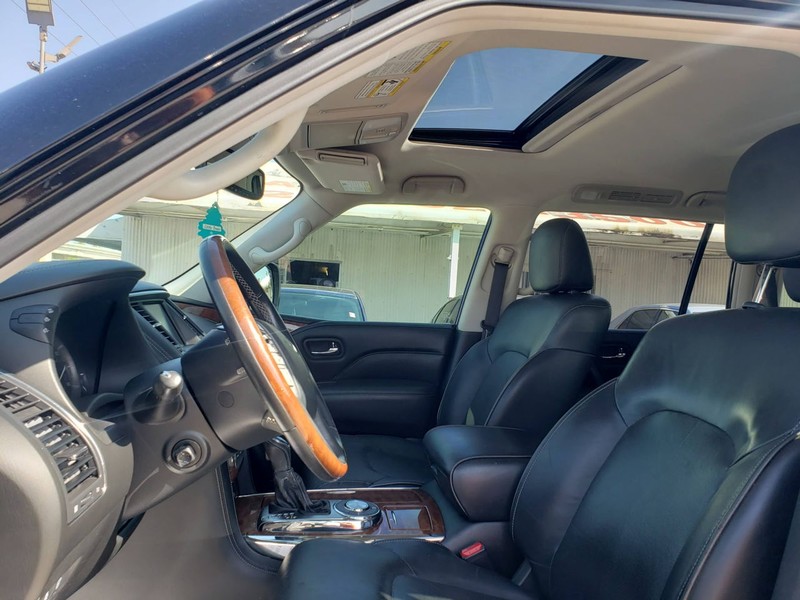 INFINITI QX80 Vehicle Full-screen Gallery Image 10