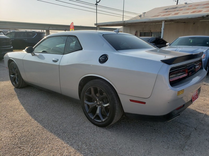Dodge Challenger Vehicle Full-screen Gallery Image 02
