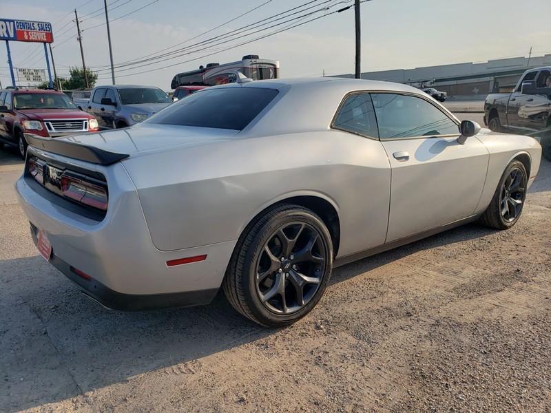 Dodge Challenger Vehicle Full-screen Gallery Image 03