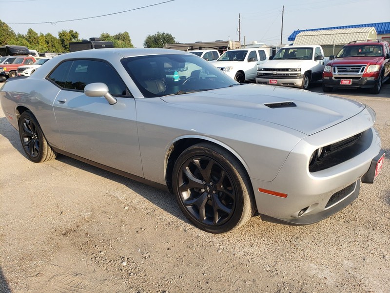 Dodge Challenger Vehicle Full-screen Gallery Image 04