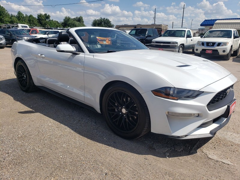 Ford Mustang Vehicle Full-screen Gallery Image 02