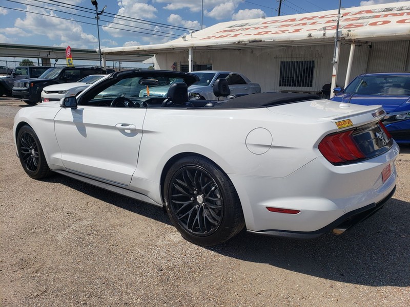 Ford Mustang Vehicle Full-screen Gallery Image 03
