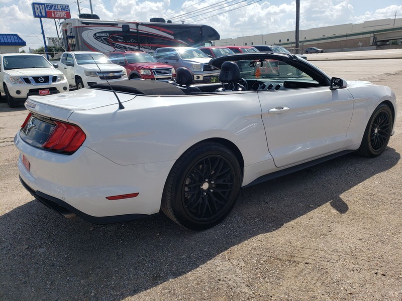 Ford Mustang Vehicle Full-screen Gallery Image 04