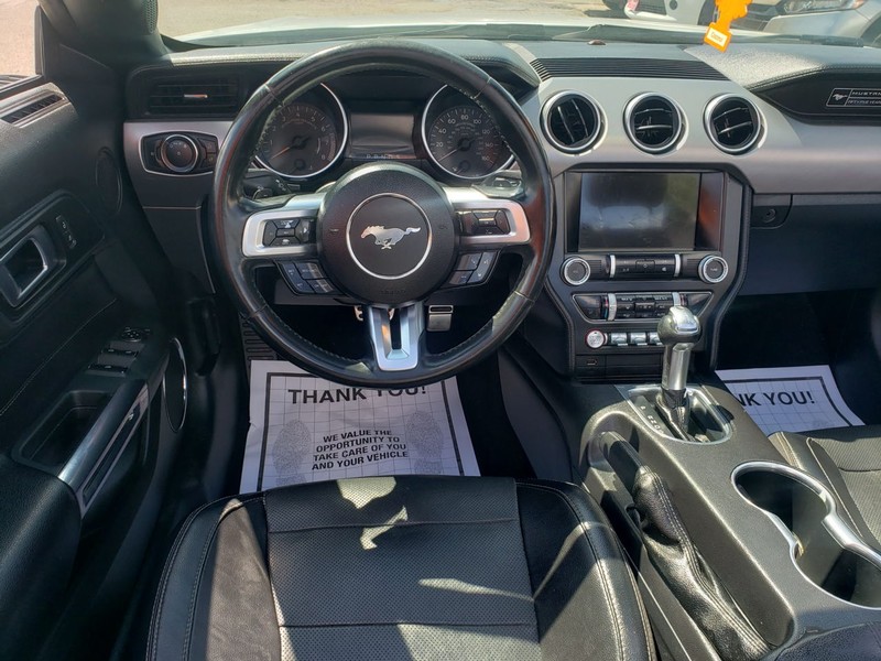 Ford Mustang Vehicle Full-screen Gallery Image 05