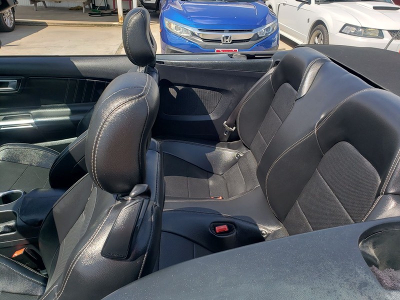 Ford Mustang Vehicle Full-screen Gallery Image 07