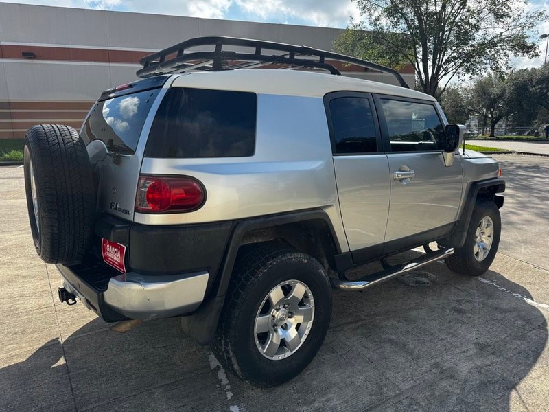 Toyota FJ Cruiser Vehicle Full-screen Gallery Image 02