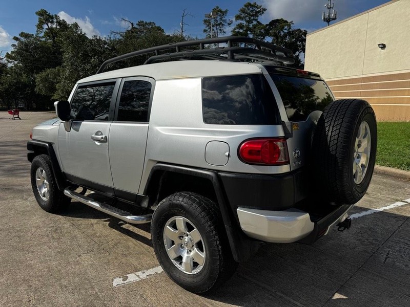 Toyota FJ Cruiser Vehicle Full-screen Gallery Image 03