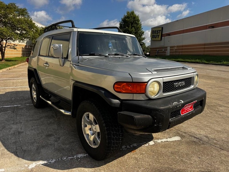 Toyota FJ Cruiser Vehicle Full-screen Gallery Image 04