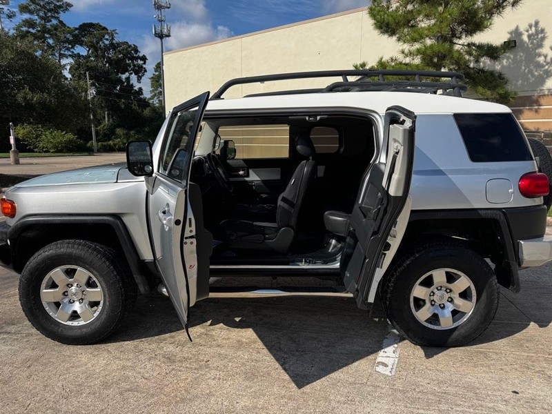 Toyota FJ Cruiser Vehicle Full-screen Gallery Image 05