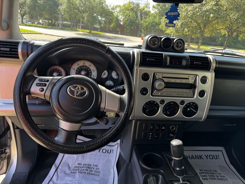 Toyota FJ Cruiser Vehicle Full-screen Gallery Image 06