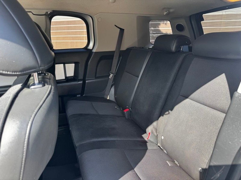 Toyota FJ Cruiser Vehicle Full-screen Gallery Image 07