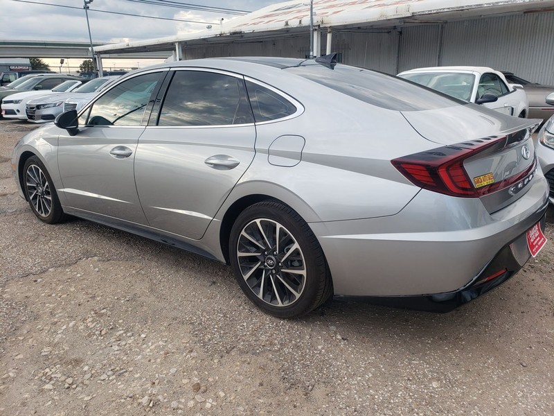 Hyundai Sonata Vehicle Full-screen Gallery Image 03