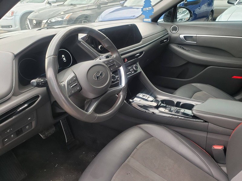 Hyundai Sonata Vehicle Full-screen Gallery Image 05