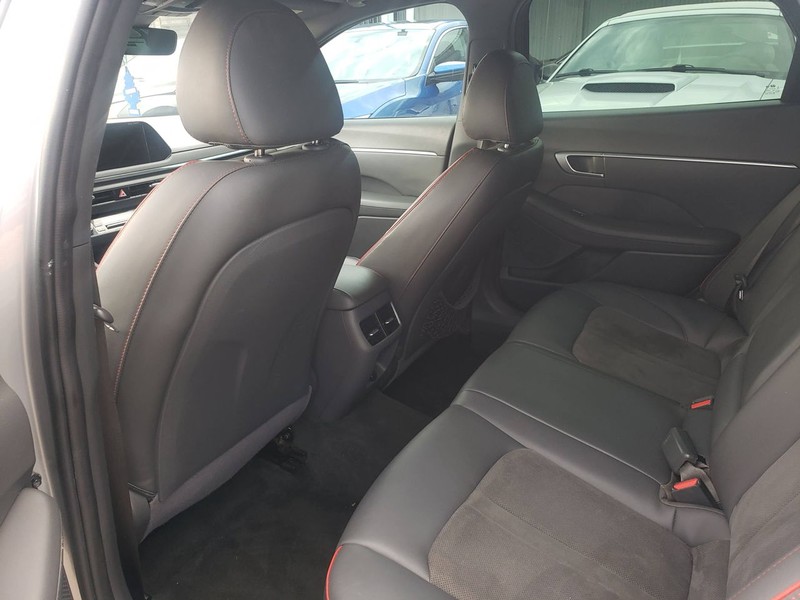 Hyundai Sonata Vehicle Full-screen Gallery Image 06