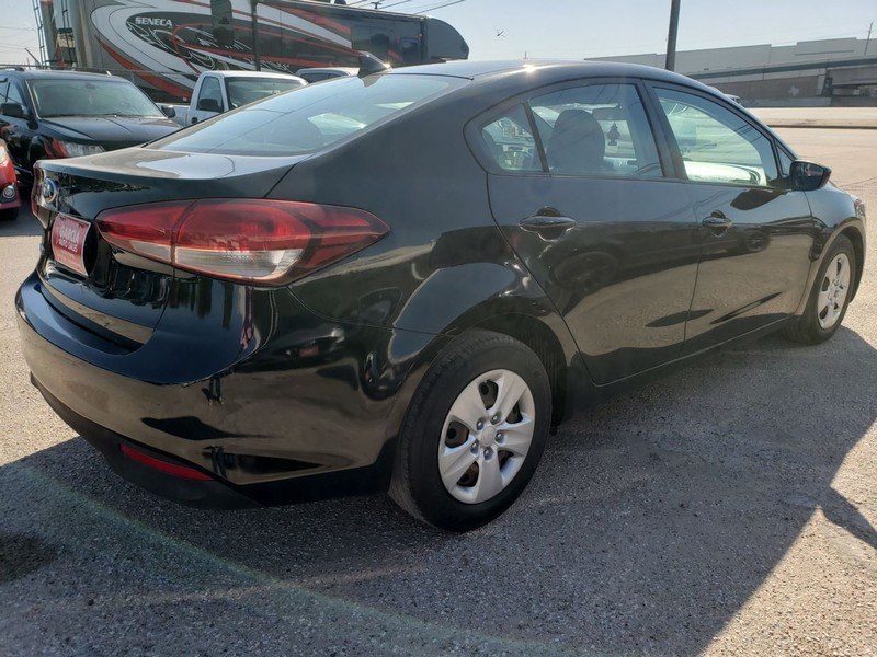 Kia Forte Vehicle Full-screen Gallery Image 02